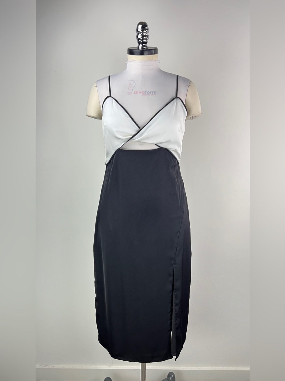 💚 3718. Sleek Black & White Slip Dress
